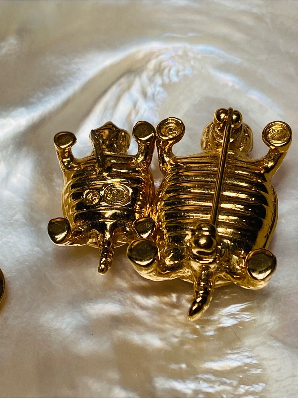 🍇 Pair of Swarovski Gold Tone Turtles Momma with Baby Turtle Brooch & Stick Pin - Picture 4 of 11